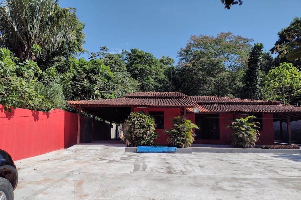 Fachada da Casa Marajoara cercada de árvores em Alter do Chão